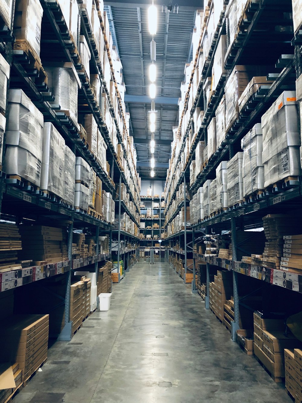 Interior do armazém da NovaLog em Goiânia com estruturas porta-pallet e empilhadeiras